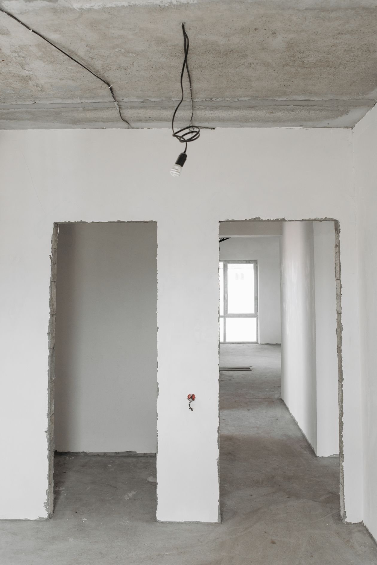 Séjour d'un appartement neuf à La Courrouze couvert de poussière de chantier avant nettoyage