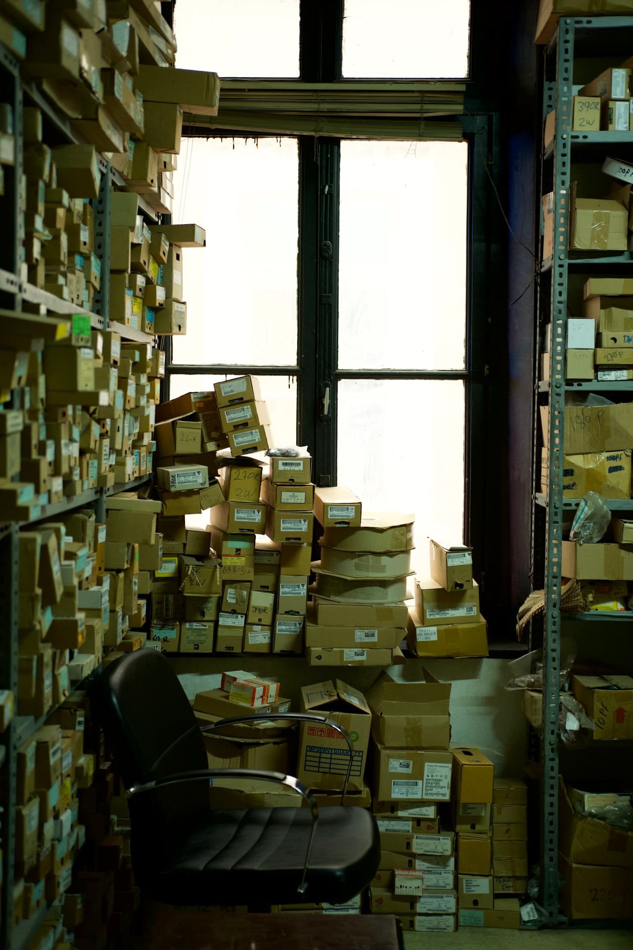 Local encombré de cartons et d'objets à débarrasser à Rennes