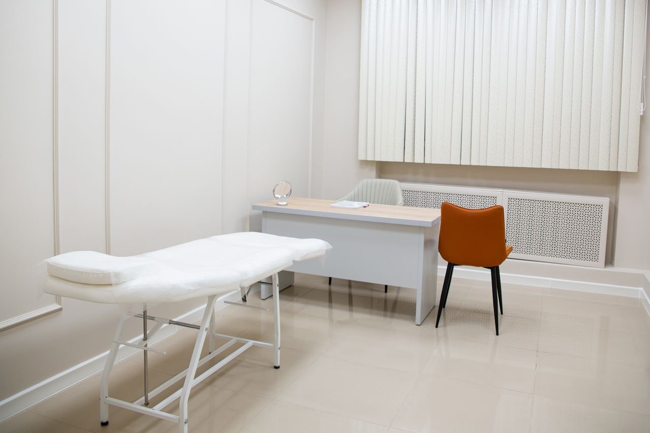 Salle de soin d'un cabinet médical propre à Rennes