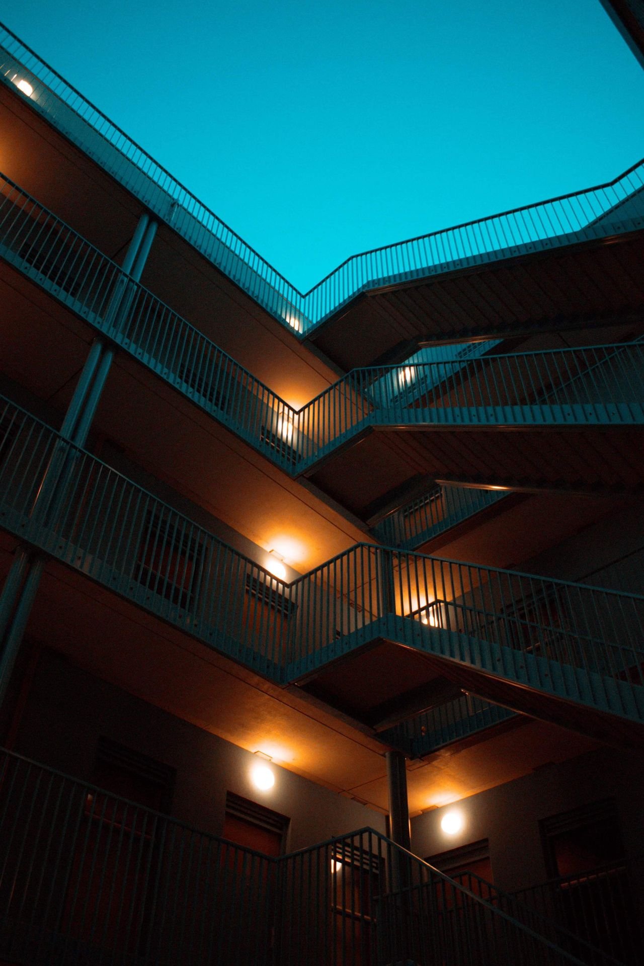 Cage d'escalier lumineuse d'un immeuble à Rennes