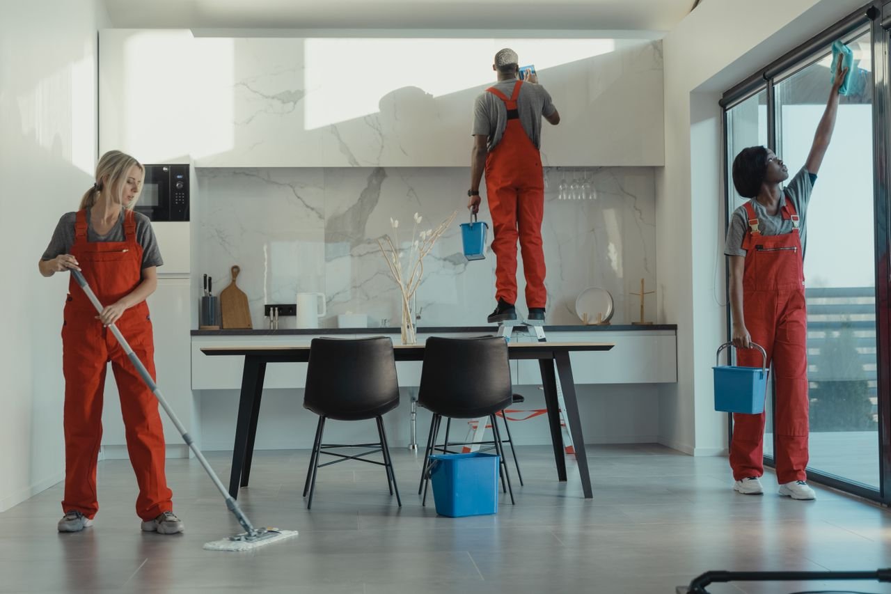 Nettoyage professionnel d'une surface vitrée à Rennes